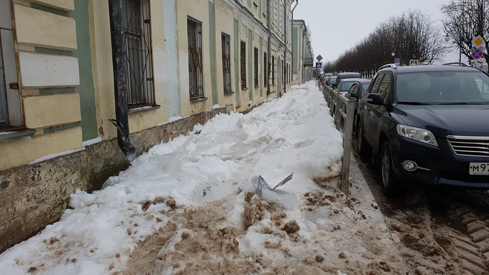 Из-за снега набережная Степана Разина в Твери осталась без тротуара