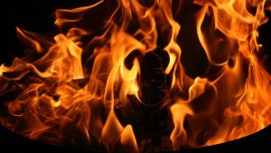 Следственный комитет устанавливает причины гибели женщины на пожаре в Нелидово
