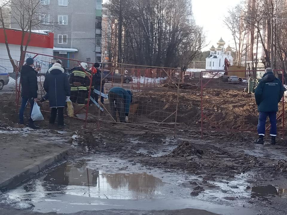 В Твери на улице Склизкова мужчина упал в 3-метровый котлован