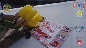 В Ржеве автолюбительницам  подарили цветы в честь 8 Марта