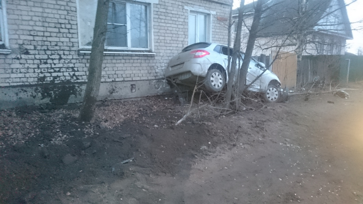 В Тверской области автомобиль врезался в жилой дом