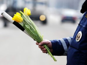 Накануне 8 Марта ржевским автолюбительницам подарят цветы