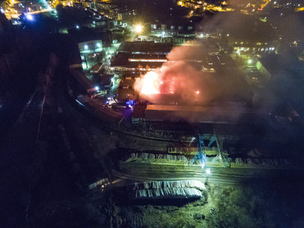 Пожар на деревообрабатывающем комбинате в Нелидово не угрожает жилым домам