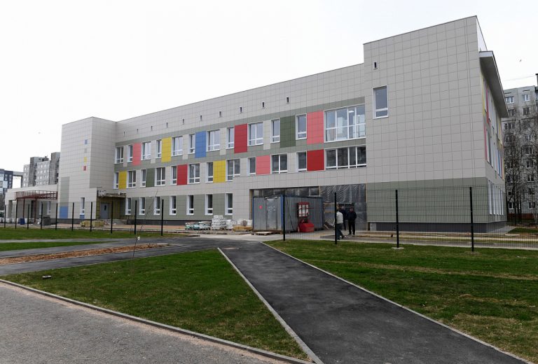 Губернатор Игорь Руденя проинспектировал ход строительства детской поликлиники в микрорайоне «Южный»