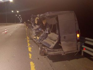 В Тверской области водитель иномарки врезался в стоящий на обочине трассы фургон