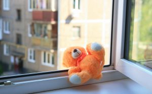 В Тверской области трёхлетний ребёнок выпал из окна второго этажа