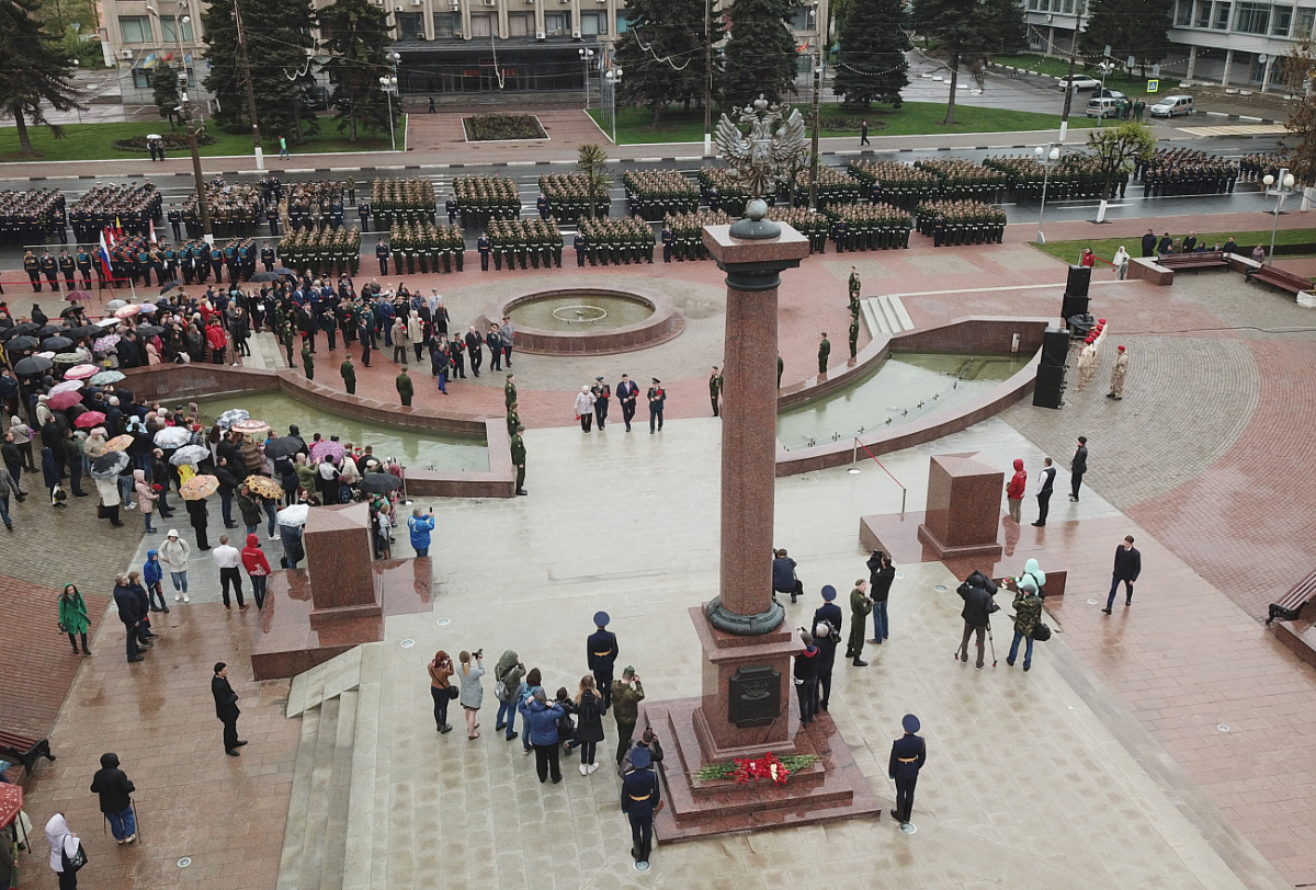 В Твери торжественно возложили цветы к стеле «Город воинской славы»