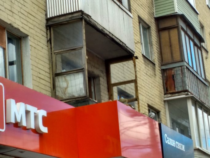 В Твери деревянная рама с балкона рухнула на голову женщине