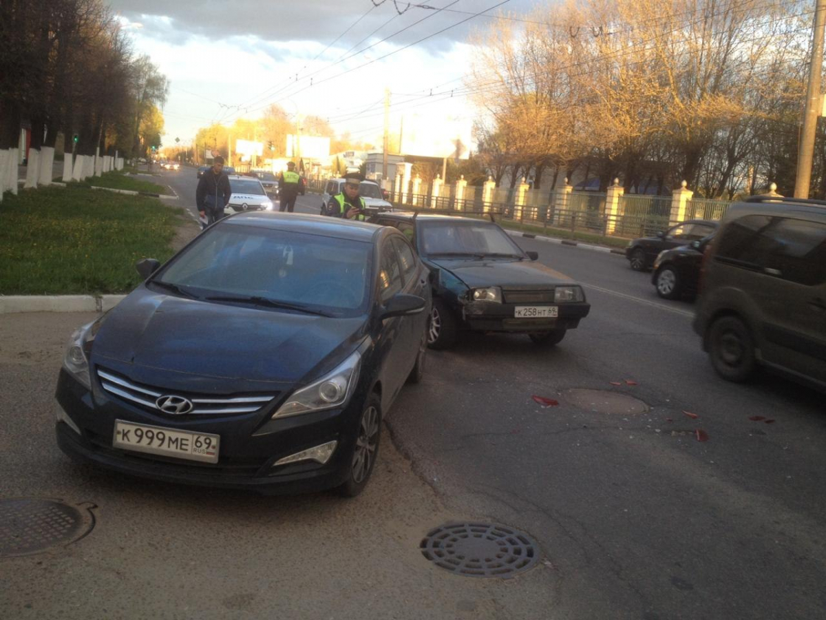 В Твери в столкновении двух легковушек пострадала женщина