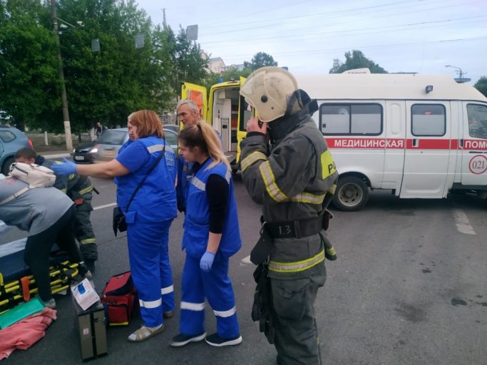 В Твери водитель иномарки протаранила машину скорой помощи