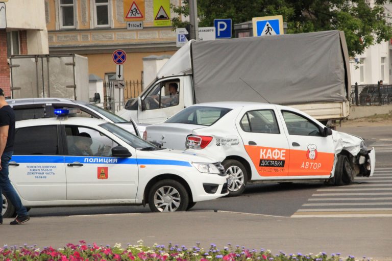 В центре Твери ВАЗ после ДТП вылетел на тротуар и врезался в скамейку
