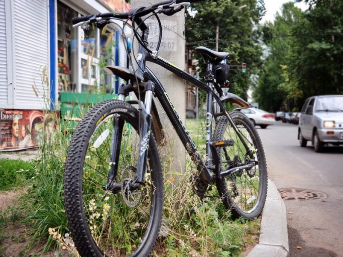 В Твери велосипедист-злоумышленник бьёт стекла в автомобилях в Заволжском районе