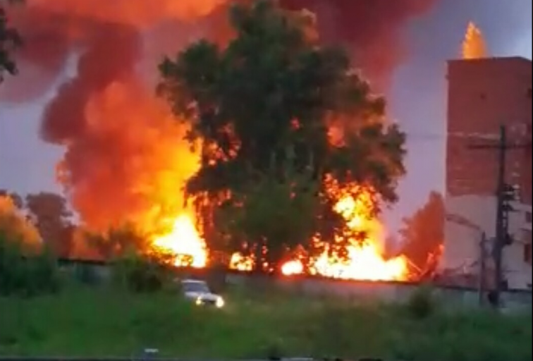 Во Ржеве горит бывший маслоэкстракционный завод