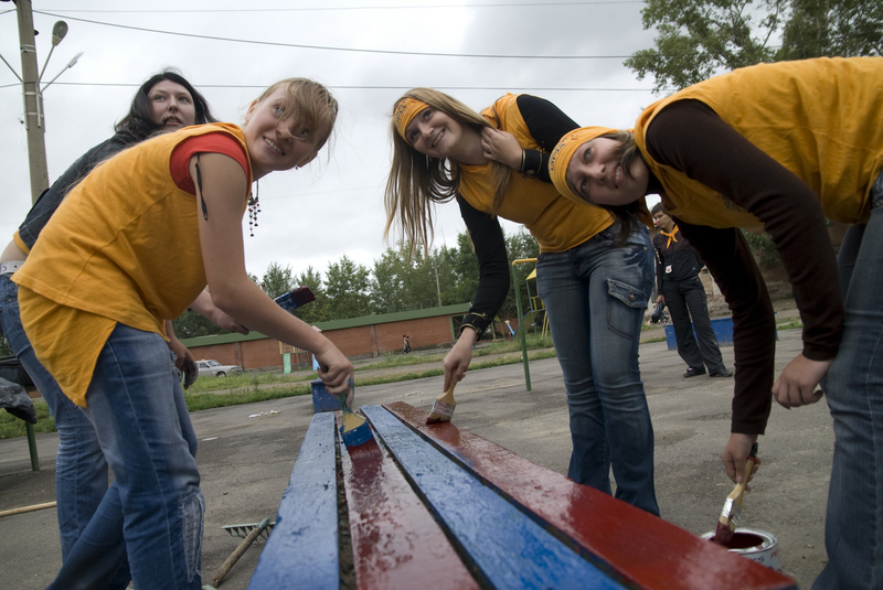 Более 2400 подростков Тверской области нашли временную работу на летних каникулах