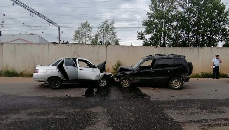 В Тверской области два человека пострадали в лобовом столкновении легковушек