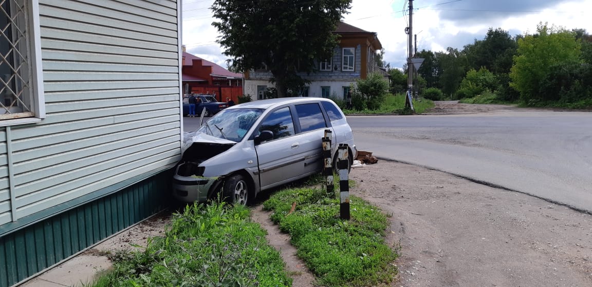 В Тверской области пьяная девушка на автомобиле врезалась в дом