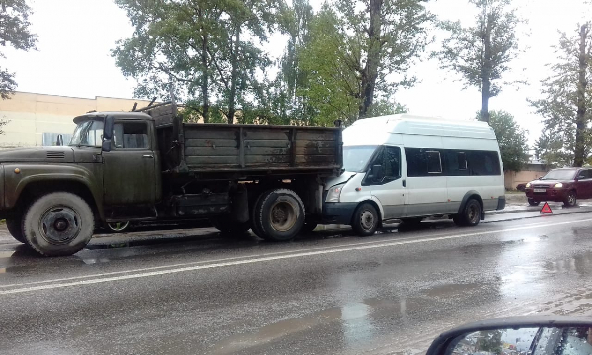 Пассажирка маршрутки пострадала в ДТП на выезде из Твери