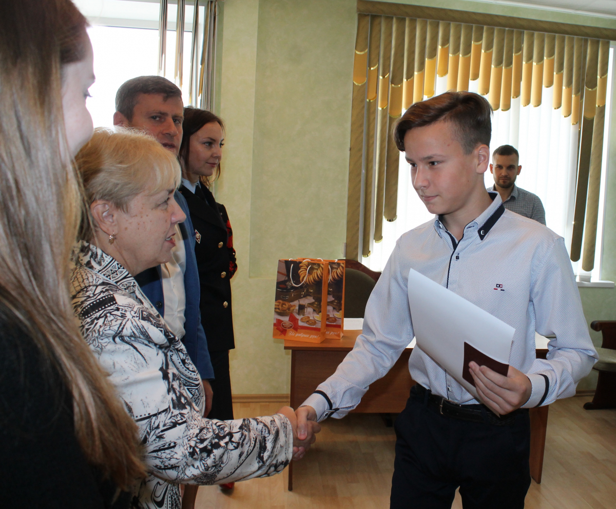 В Твери юным гражданам России торжественно вручили паспорта