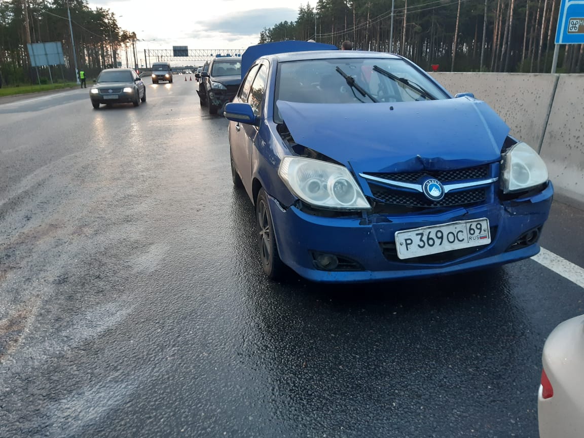 Два человека пострадали в ДТП с участием четырех машин на М10 в Тверской области