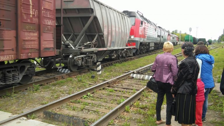 В Тверской области товарный поезд сбил переходившего пути мужчину