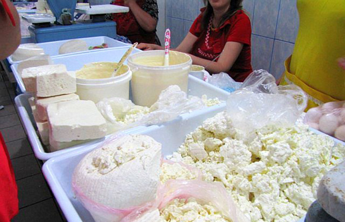 На рынке Твери пресечен факт продажи молочной продукции без документов