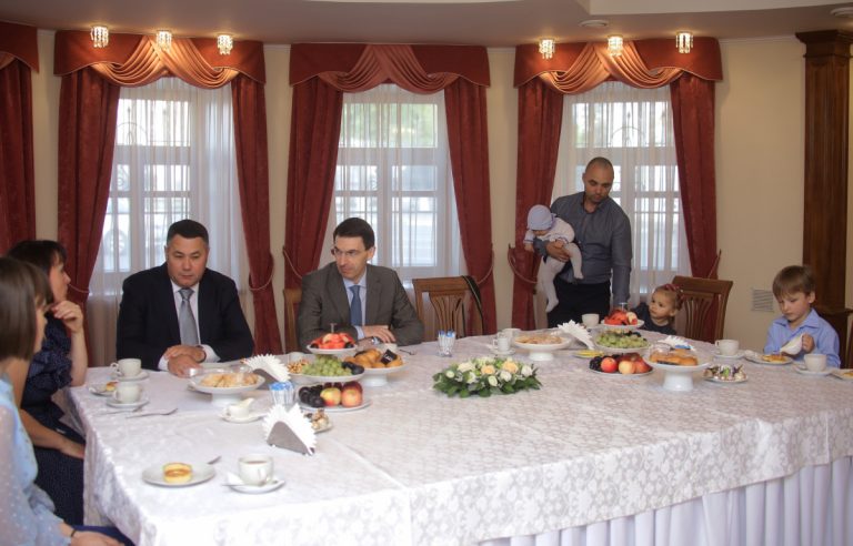 Тверская многодетная семья пригласила в гости полпреда президента и губернатора