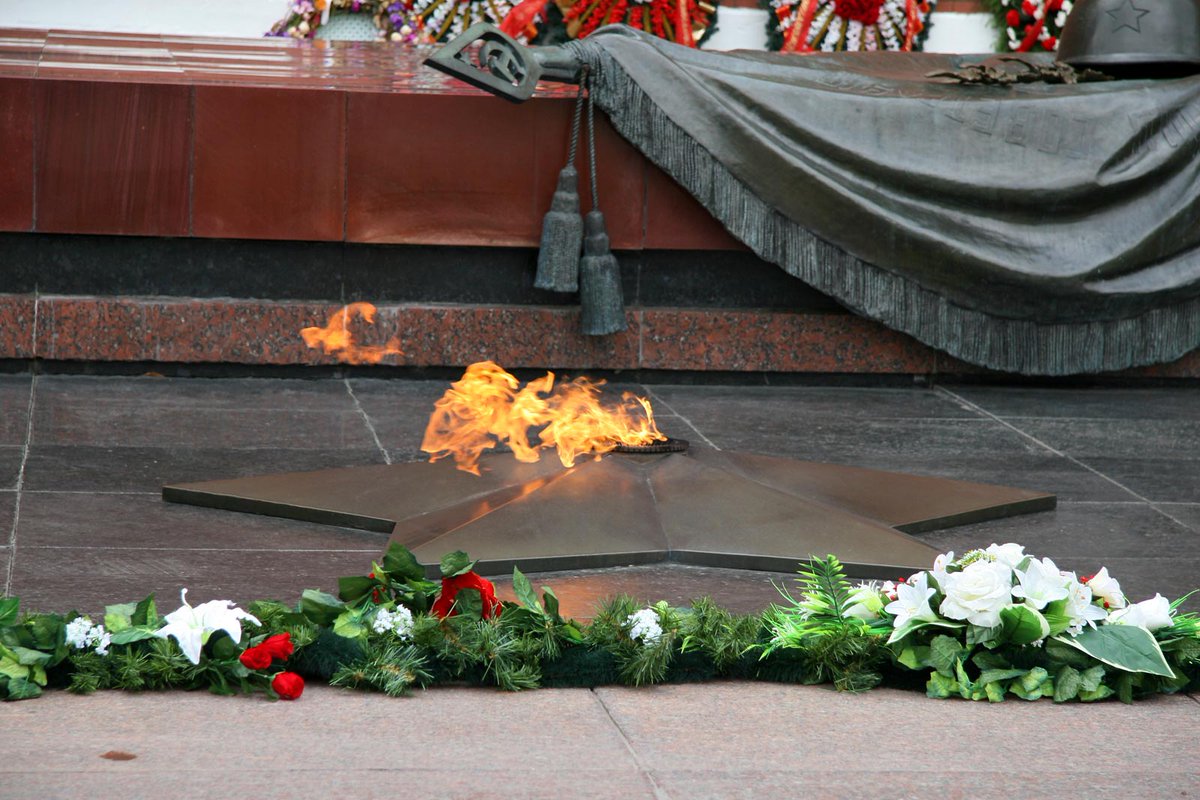 Вечный огонь на могиле неизвестного. Могила неизвестного солдата у кремлевской стены в Москве. Москва вечный огонь могила неизвестного солдата. Вечный огонь у кремлевской стены. Вечный огонь на могиле неизвестного солдата.