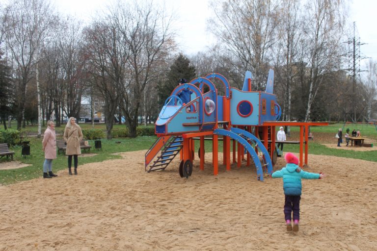 В Твери в парке Победы установили новый детский комплекс-самолёт