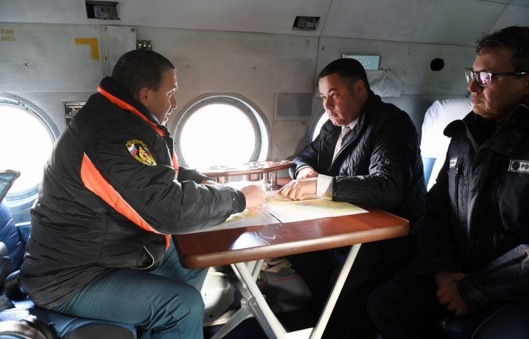 Игорь Руденя на вертолете МЧС осматривает территории Тверской области после урагана