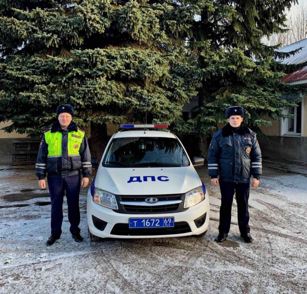 Тверские автоинспекторы помогли роженице добраться до роддома