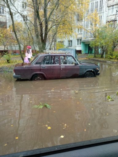 Жители дома в Твери не могут выйти из подъезда по вине коммунальщиков