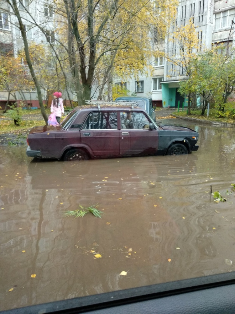 Жители дома в Твери не могут выйти из подъезда по вине коммунальщиков