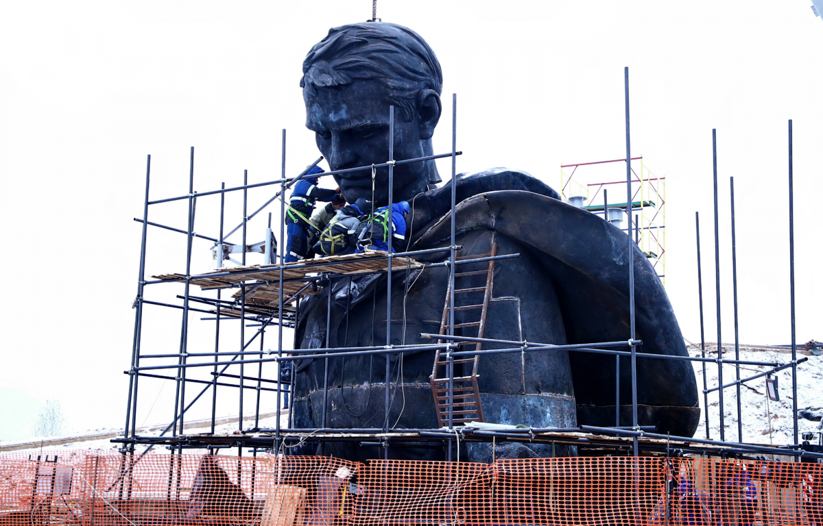 Завершается сборка верхней части скульптуры Ржевского мемориала