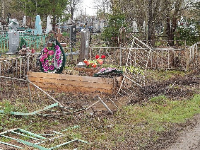 В Тверской области с жителей собирают миллион на ограду кладбища