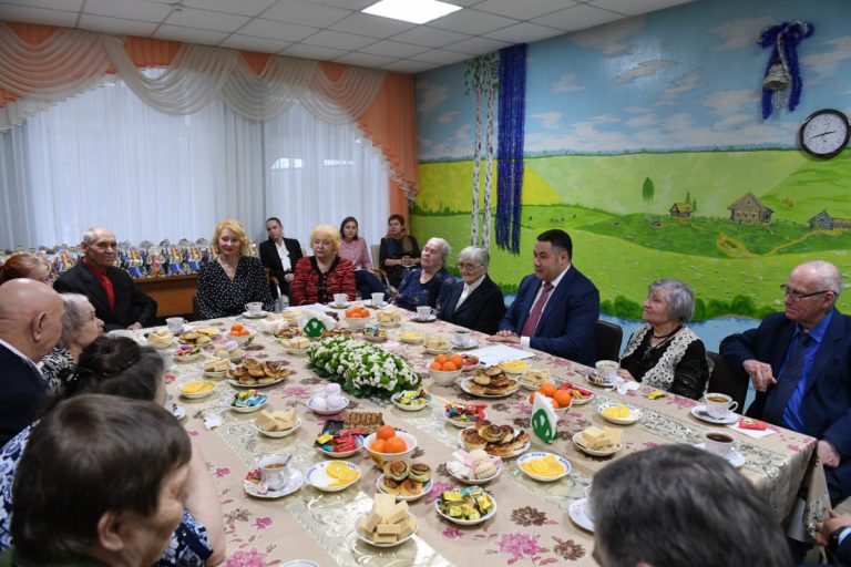 Тверской губернатор побывал в геронтологическом центре и поздравил пенсионеров