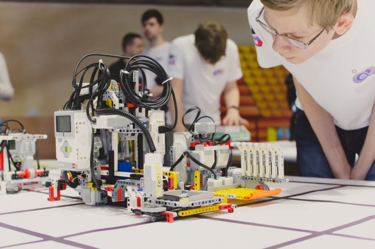 В Твери проходят соревнования по сборке управляемых роботов