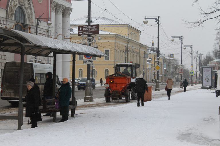 В Твери на уборку улиц от снега вышли дворники и техника