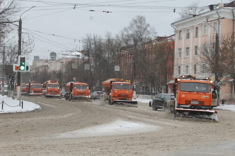 В Твери устраняют последствия снегопада