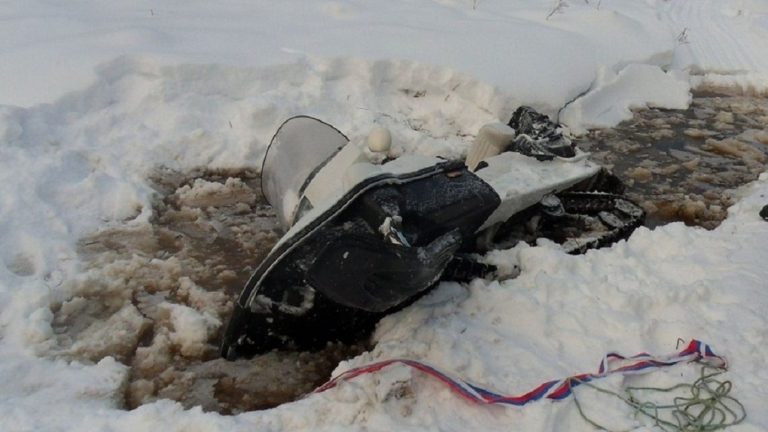 В Тверской области под лёд ушли двое мужчин на снегоходе