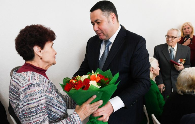 Игорь Руденя посетил учреждения и наградил ветеранов города Торжка