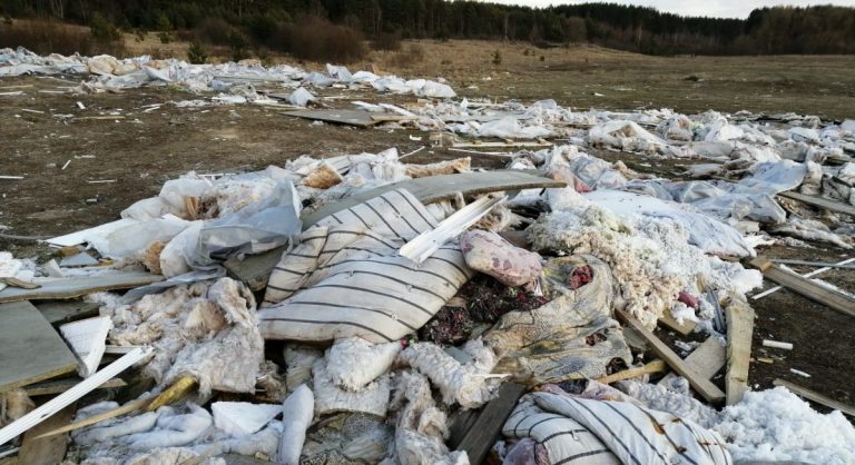 На кладбище в Тверской области обнаружили крупную свалку