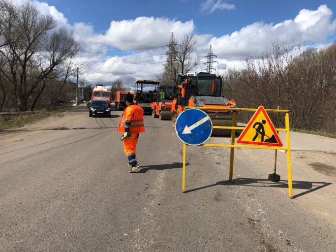 В Твери повреждения дорог устраняют горячим асфальтом