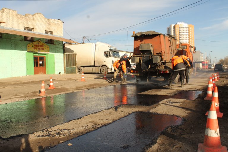 В Твери ремонтируют дорогу  на улице Коминтерна