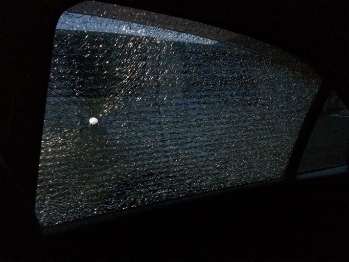 В Твери выпустили пулю в стекло микроавтобуса