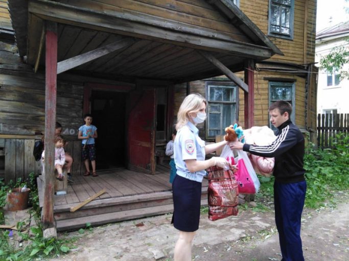 В Бежецке полицейские провели благотворительную акцию