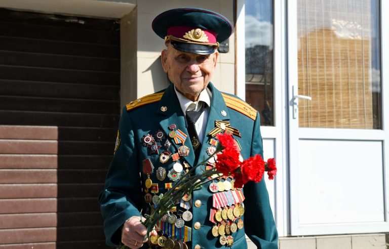 С 97-летием Спартака Сычёва поздравил губернатор