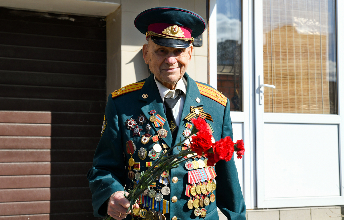 С 97-летием Спартака Сычёва поздравил губернатор