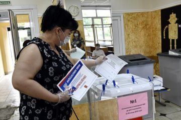 По данным на 15.00 поправки в Конституцию РФ поддерживают 73 % граждан страны