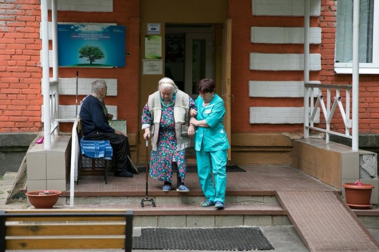 Сотрудники социальных учреждений Верхневолжья получат доплаты
