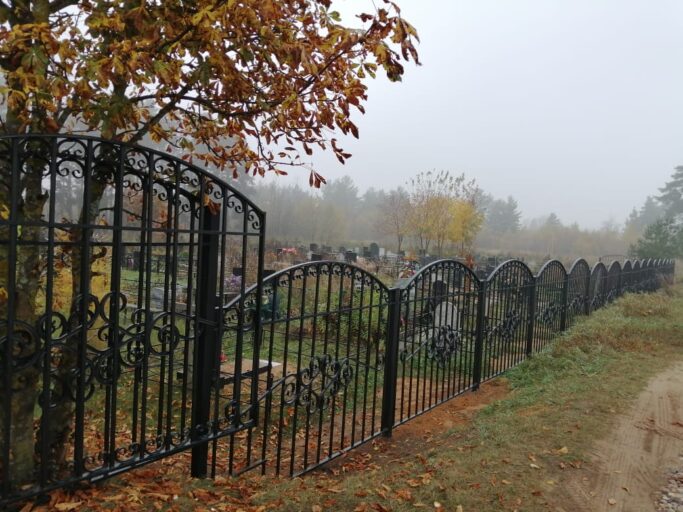 На кладбище в деревне Курово поставили ограду
